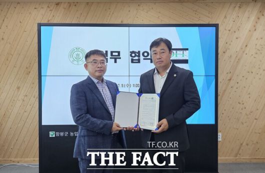 강성철 오션앤팜테크 대표(왼쪽)와 심재식 한농연 함평군연합회장(오른쪽)이 업무협약을 체결하고 기념사진을 찍고 있다./함평군