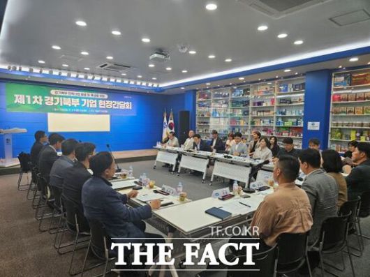 11일 경기 파주시 한미양행 문산공장에서 열린 ‘제1차 경기북부 기업 현장간담회’에 참석한 한미양행과 칠갑농산 관계자들을 비롯, 조장석 경기북부특별자치도추진단장, 이용욱 의회운영위원회 부위원장, 고준호 보건복지위원회 부위원장 등 경기도의원, 경기도경제과학진흥원 등 협약기관, 파주시 관계자 등이 현장 목소리를 들은 뒤 지원 방안을 논의하고 있다./경기도