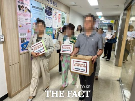 과천시민들이 신천지 종교시설 설치 반대 서명을 과천시에 제출하고 있다./독자 제공