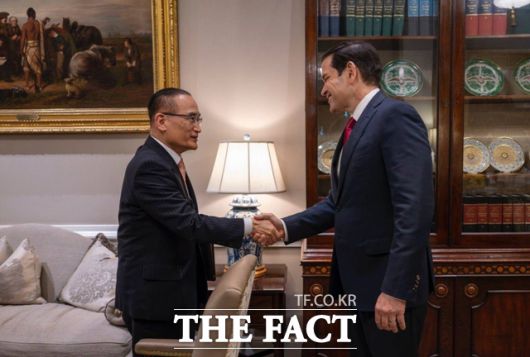 위성락 국가안보실장이 7일(현지시간) 미국 워싱턴 D.C.에서 마르코 루비오 미국 국무장관 겸 국가안보보좌관을 만나 인사를 나누고 있다. /대통령실