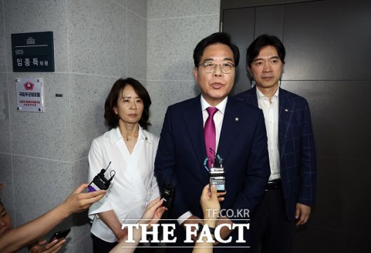 송언석 국민의힘 비상대책위원장 겸 원내대표와 의원들이 11일 서울 여의도 국회 의원회관에서 채상병 특검팀 압수수색이 진행 중인 임종득 의원실 방문을 마친 뒤 취재진 앞에서 입장을 밝히는 모습. /뉴시스