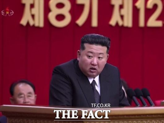 노동신문은 지난달 말 열린 당 중앙위원회 제8기 제12차 전원회의 확대회의에서 인공지능학과 신설 등 교육구조 혁신 방안이 논의됐다고 9일 보도했다. 사진은 이번 전원회의에 참석한 김정은 북한 국무위원장. /조선중앙TV.뉴시스