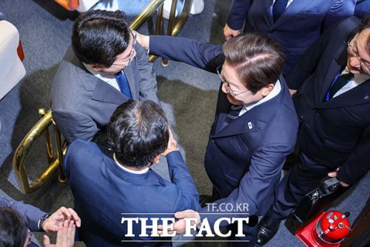 이재명 대통령이 지난달 26일 국회에서 열린 본회의에서 추가경정예산(추경)안에 대한 정부의 시정연설을 마친 뒤 민주당 당대표에 도전하는 박찬대 의원과 정청래 의원을 격려하는 모습. /배정한 기자