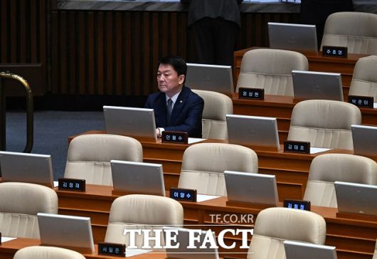 윤석열 대통령 탄핵 표결을 앞둔 지난해 12월 7일 국회 본회의장에서 안 의원이 자리를 지키는 모습. 당시 국민의힘 의원 가운데 안 의원만 유일하게 퇴장하지 않고 남았다. /이새롬 기자