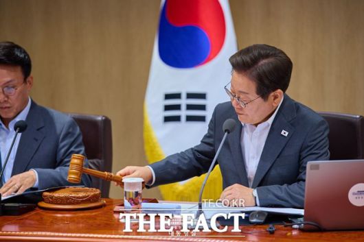 대통령실이 다음 국무회의부터 이진숙 방송통신위원장의 참석을 배제했다. 이재명 대통령이 8일 용산 대통령실에서 주재한 제30회 국무회의에서 의사봉을 두드리는 모습. /대통령실