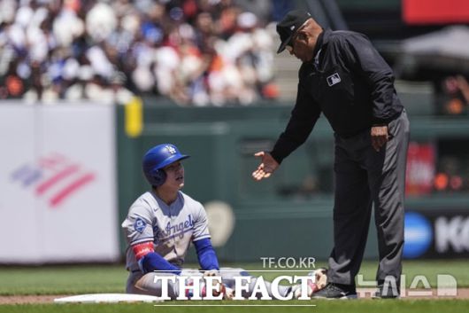 13일(한국시간) 샌프란시스코전에서 6회초 1타점 좌중간 안타를 때린 김혜성이 2루 주자가 홈인하는 사이 2루로 달리다 아웃된 뒤 아쉬운 마음에 자리에서 일어나지 못하고 있다. 김헤성에게 손을 내밀고 있는 2루심 라즈 디아즈. /샌프란시스코=AP.뉴시스