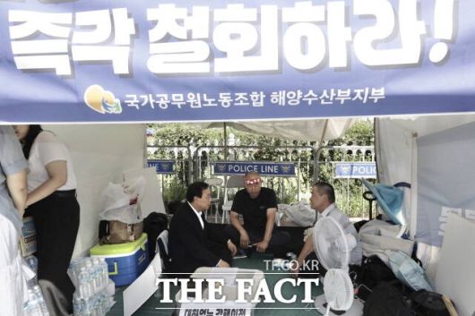 12일 국회 정문 앞 해수부 이전 반대 단식 농성장. 최민호 세종시장이 격려하고 있다. /세종시