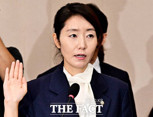 증인 선서하는 강선우 여성가족부 장관 후보자.