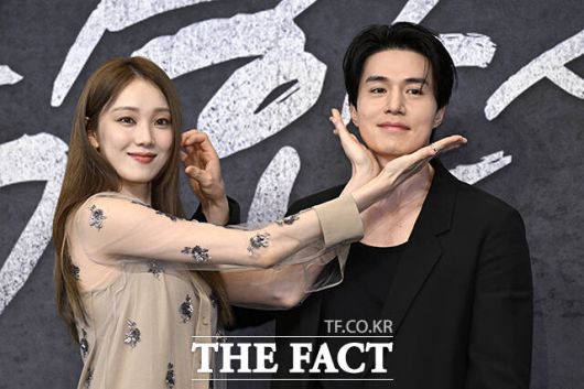 배우 이성경(왼쪽)과 이동욱이 JTBC 새 금요시리즈 '착한 사나이'에서 로맨스 호흡을 맞춘다. /장윤석 기자