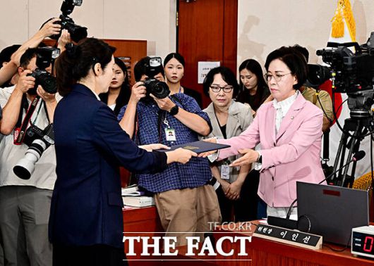 증인 선서를 마친 뒤 선서문 제출하는 강선우 여성가족부 장관 후보자.