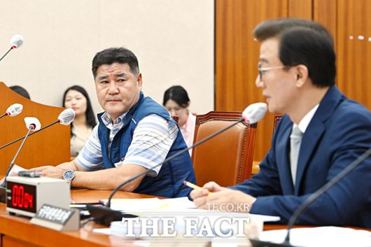 전재수 해양수산부 장관 후보자가 14일 오후 서울 여의도 국회 농림축산식품해양수산위원회에서 열린 인사청문회에서 의원 질의에 답하는 모습을 이상국 전국공무원노동조합 해수부지부 위원장이 지켜보고 있다. /남용희 기자