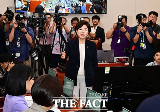 여당 의원들과 설전 벌이는 조은희 국민의힘 의원.