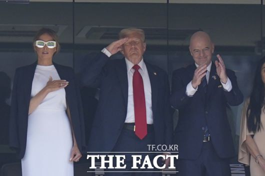 결승전을 참관하고 있는 미국의 도널드 트럼프 대통령(가운데)./이스트 러더퍼드=AP.뉴시스