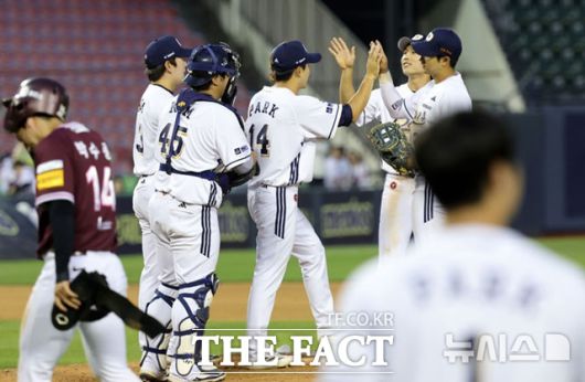 두산은 '화수분 야구'란 별명을 들을 정도로 선수층이 두터웠지만 몇 년 전부터 드래프트 순위에서 밀리고 리빌딩에 소극적으로 대하면서 팀 전력이 약화됐다. /뉴시스