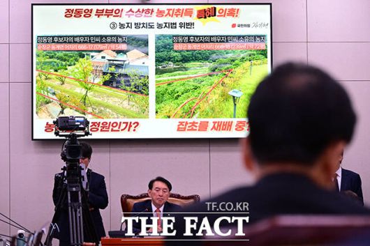 농지법 위반 의혹과 관련해 질의 받는 정동영 후보.