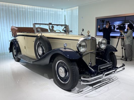 2층 핸드오버 존에는 마이바흐 제플린이 임시 전시돼 있다. 한쪽 벽면에는 100년 넘는 브랜드 역사를 시각적으로 정리한 '헤리티지 월'이 설치돼 있다. /황지향 기자