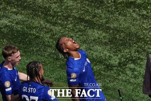 전반 43분 첼시의 세 번째 골을 기록한 뒤 포효하는 주앙 페드로./이스트 러더퍼드=AP.뉴시스