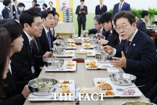 재명 대통령이 14일 충북 진천 국가공무원인재개발원 구내식당에서 5급 신임관리자과정 교육생들과 점심을 함께하며 이야기를 나누고 있다. /뉴시스