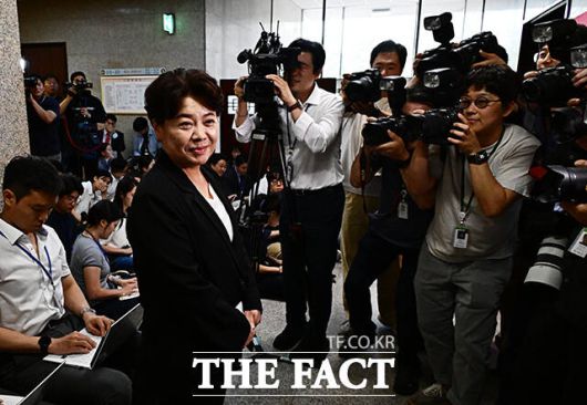 혁신 의지를 의심하게 만드는 당내 혼란한 상황이 반영된 것으로 풀이된다. 그러나 지지율 하락세가 여기서 멈추지 않을 것이라는 전망이 우세하다. 사진은 윤희숙 국민의힘 신임 혁신위원장이 9일 오후 서울 여의도 국회에서 취재진의 질문에 답변하고 있는 모습. /국회=배정한 기자