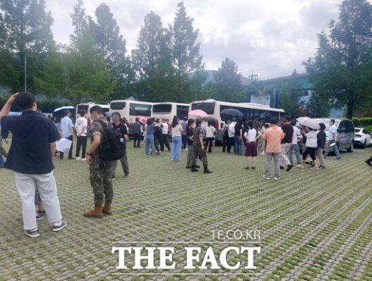 경기 가평군에 소재한 제3수송교육연대의 교육생들이 새로운 면회장소인 자라섬 주차장에서 가족들을 만나고 있다. /가평군