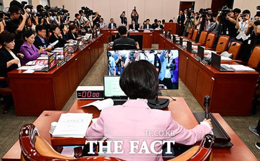 안건 상정하는 이인선 여가위원장.