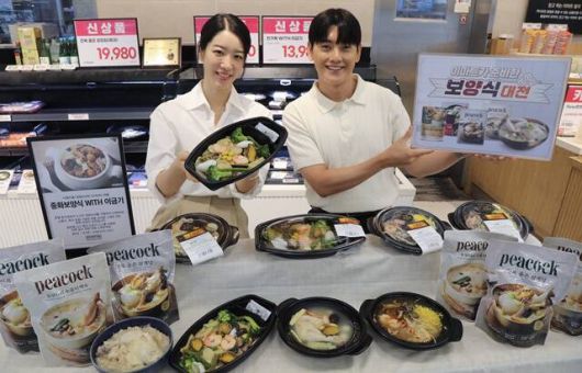 대형마트와 편의점은 유명 셰프와 손을 잡거나 집에서 간편하게 먹을 수 있는 다양한 보양식을 출시 중이다. /이마트