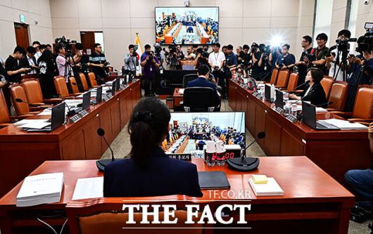 속개 기다리는 강선우 여성가족부 장관 후보자.