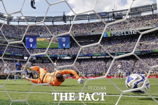 준결승전까지 6경기에서 1실점으로 선방하던 PSG 골키퍼 잔루이지 돈나룸마가 첼시와 결승전 전반전 43분까지 3실점의 수모를 당하고 있다./이스트 러더퍼드=AP.뉴시스