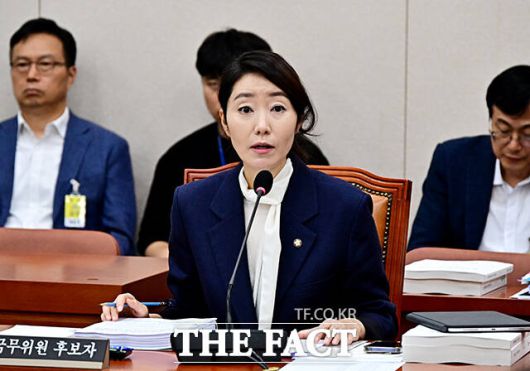 질의에 답변하는 강선우 여성가족부 장관 후보자.