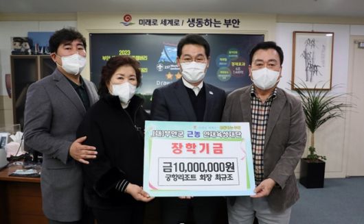 김아영은 음악적 재능기부 외에도 의미 있는 곳에 기부금을 전달하는 등 따뜻한 이웃사랑을 실천하고 있다. 코로나 직후에는 고향인 전북 부안의 근농 인재육성재단에 1000만원의 장학기금을 전달하기도 했다. /스카이이엔티