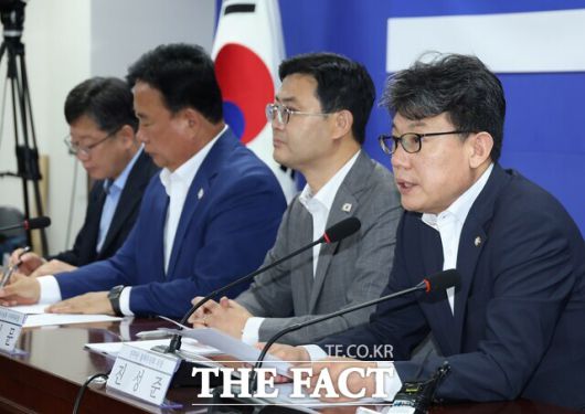 당정이 15일 "폭염으로 인한 국민 피해에 선제적으로 과감히 대응하겠다"며 7~8월 전기 누진제 구간을 완화하겠다고 밝혔다. 진성준(오른쪽) 더불어민주당 정책위의장이 이날 서울 여의도 국회 의원회관에서 열린 2025년 폭염 대책 당정 간담회에서 발언하는 모습. /뉴시스