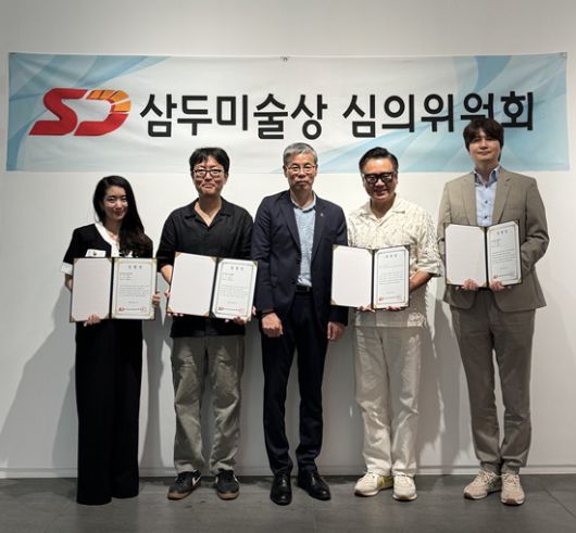 경희대학교 조소과 졸업한 이길래 작가는 총 400점 만점 중 388점의 높은 점수를 받았으며, 안현정(성균관대 학예실장), 전동희(파라다이스시티 아트팀 총괄 디렉터), 이진명(미술평론가), 이광기(갤러리끼 대표, 사진 오른쪽에서 두번째)가 심의위원으로 참여했다. /갤러리끼