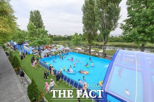 양천구 '서서울호수공원 어린이 물놀이장'은 내달 17일까지 매주 화요일에서 일요일까지 오전 10시부터 오후 4시까지 운영된다. /양천구