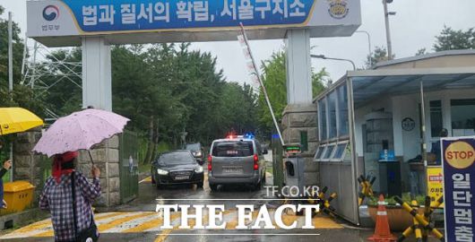 특검이 윤석열 전 대통령에게 14일 오후 2시까지 출석을 요구한 가운데 서울구치소 앞은 하루 종일 지지자와 반대 진영 간의 집회로 긴장감이 감돌았다. 서울중앙지법의 차량이 서울구치소로 진입하자 윤 전 대통령 지지자들이 차량을 향해 소리치고 있다. /서울구치소=오승혁 기자