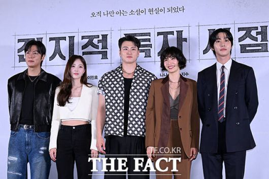 배우 이민호와 채수빈, 신승호, 나나, 안효섭(왼쪽부터)이 15일 오후 서울 강남구 메가박스 코엑스에서 열린 영화 '전지적 독자 시점' 언론배급시사회 및 기자간담회에 참석해 포즈를 취하고 있다. /서예원 기자