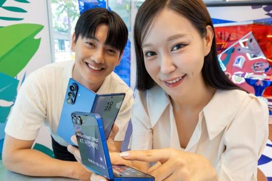 KT 모델들이 '갤럭시Z폴드7'과 '갤럭시Z플립7' 사전 예약 판매 소식을 전하고 있다. /KT