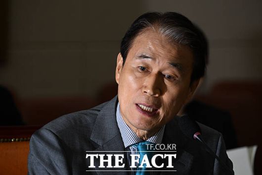 권오을 국가보훈부 장관 후보자가 15일 서울 여의도 국회 정문위원회에서 열린 인사청문회에 참석해 질의에 답하고 있다. /국회=박헌우 기자