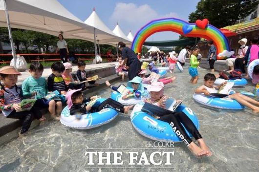 송파구에서는 오는 25일까지 성내천 물놀이장에서 '여름 속 작은 쉼표, 성내천 피서지 문고'를 운영한다. /송파구