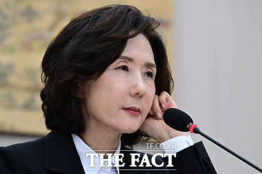 귀 만지면 의원 질의 듣는 이진숙 후보자.