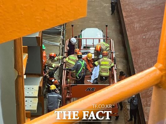 2022년 7월 22일 경남 거제시 대우조선해양 옥포조선소(현 한화오션 거제사업장)에서 옥중투쟁을 하던 유최안 하청지회 부지회장이 투쟁을 마치고 들것에 실려 호송차에 오르고 있다. /더팩트 DB