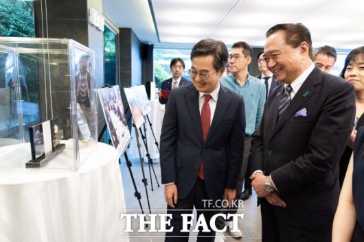 16일 오전 경기도청 도담소(옛 공관)에서 김동연 경기도지사가 구로이와 유지 가나가와현 지사 등이 두 지역 교류 사진을 관람하고 있다./경기도
