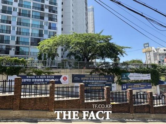 삼성물산, 현대건설, DL이앤씨, 포스코이앤씨, 롯데건설, 대우건설, GS건설 등이 조합 설립을 응원하는 현수막을 내걸었다. 앞으로 시공권을 따내기 위한 경쟁이 치열할 것으로 전망된다. /황준익 기자