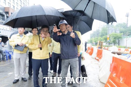 김동연 경기도지사가 16일 오후 수원 화산지하차도 공사 현장을 찾아 강우 대비 사전 점검을 하고 있다./경기도