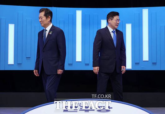 정청래(왼쪽)·박찬대 더불어민주당 당대표 후보가 16일 오후 서울 양천구 목동 SBS에서 열린 TV토론회에 앞서 기념촬영을 하고 있다. /국회사진기자단