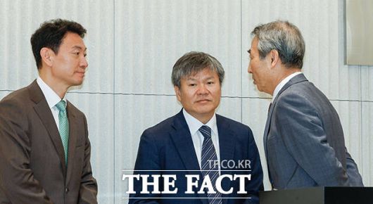 이기훈 삼부토건 부회장 겸 웰바이오텍 회장은 영장실질심사에 출석하지 않은 것으로 파악됐다. 김건희 여사 연루 의혹을 수사하는 민중기 특별검사팀은 이 부회장이 도주한 것으로 판단하고 수사를 이어나가겠다는 방침이다. 사진은 김건희특검팀의 현판식 때 모습. 민중기 특별검사(오른쪽), 박상진(왼쪽), 문홍주 특검보. /서예원 기자
