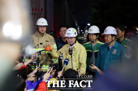 김동연 경기도지사가 16일 오후 옹벽이 무너져 1명의 인명 피해가 발생한 오산시 가장교차로에서 취재진들에게 사고 현황을 브리핑하고 있다. /경기도