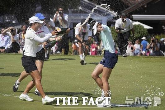 아문디 에비앙챔피언십에서 극적인 역전 우승을 차지한 그레이스 김(오른쪽)이 동료들로 부터 축하를 받고 있다. /AP. 뉴시스