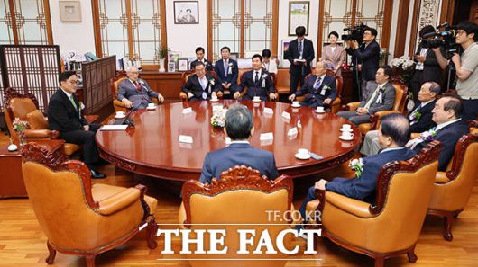 전직 국회의장과 원로, 제헌유족 등과 환담 갖는 우원식 국회의장.