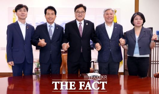 우원식(가운데) 국회의장이 16일 국회의장 집무실에서 열린 국회의장-진보개혁4당 원내대표들과 기념촬영을 하는 모습. /뉴시스