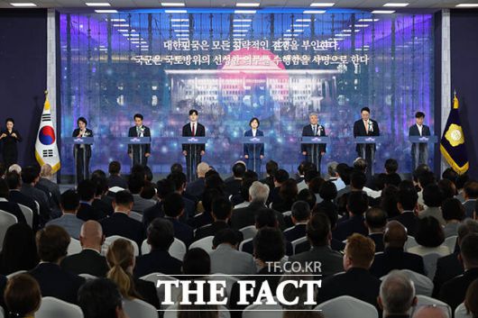 국회 원내정당 대표 의원들이 17일 서울 여의도 국회에서 열린 제77주년 제헌절 기념식에서 제헌헌법 전문을 낭독하고 있다.